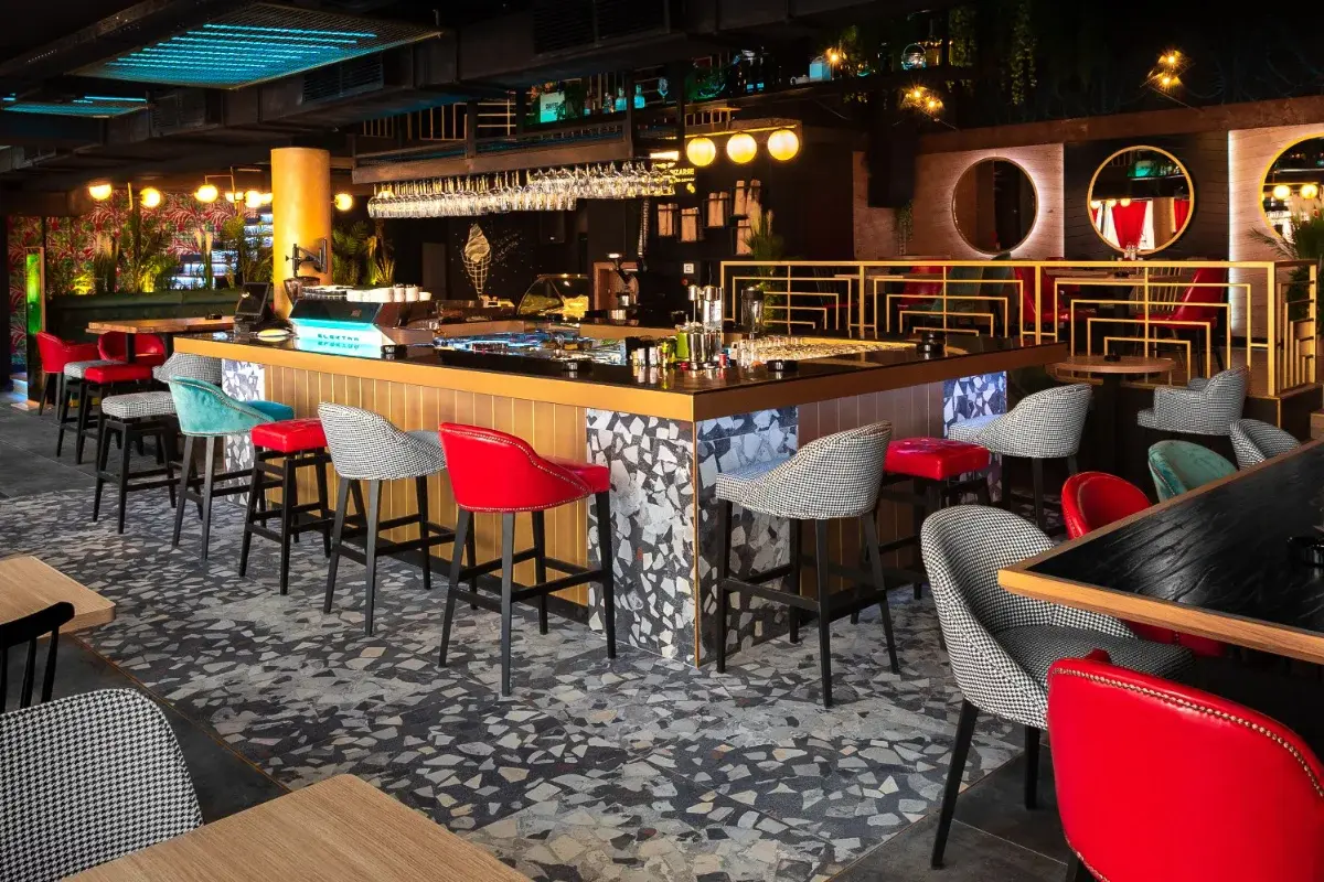 Bizarre Diverse Bar