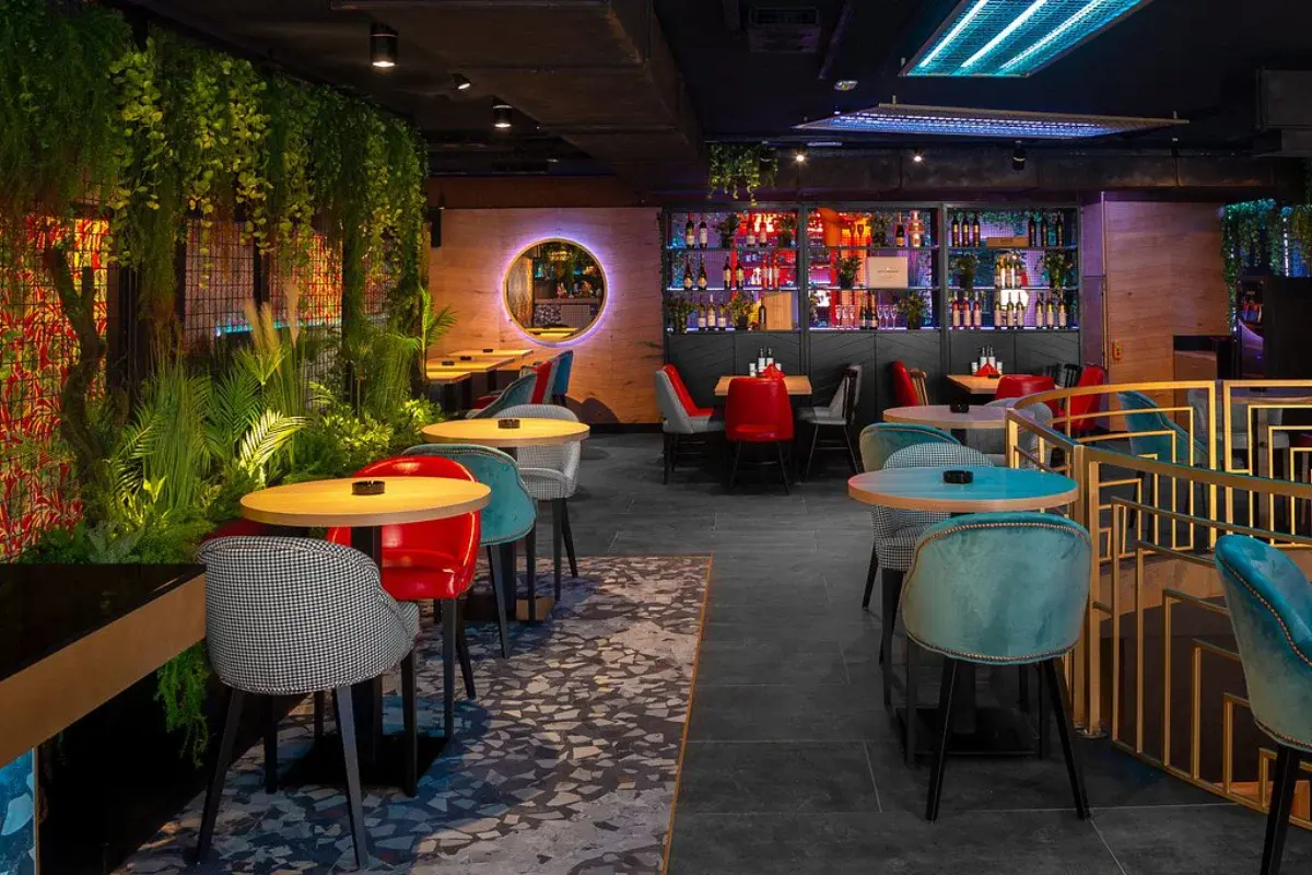 Bizarre Diverse Bar